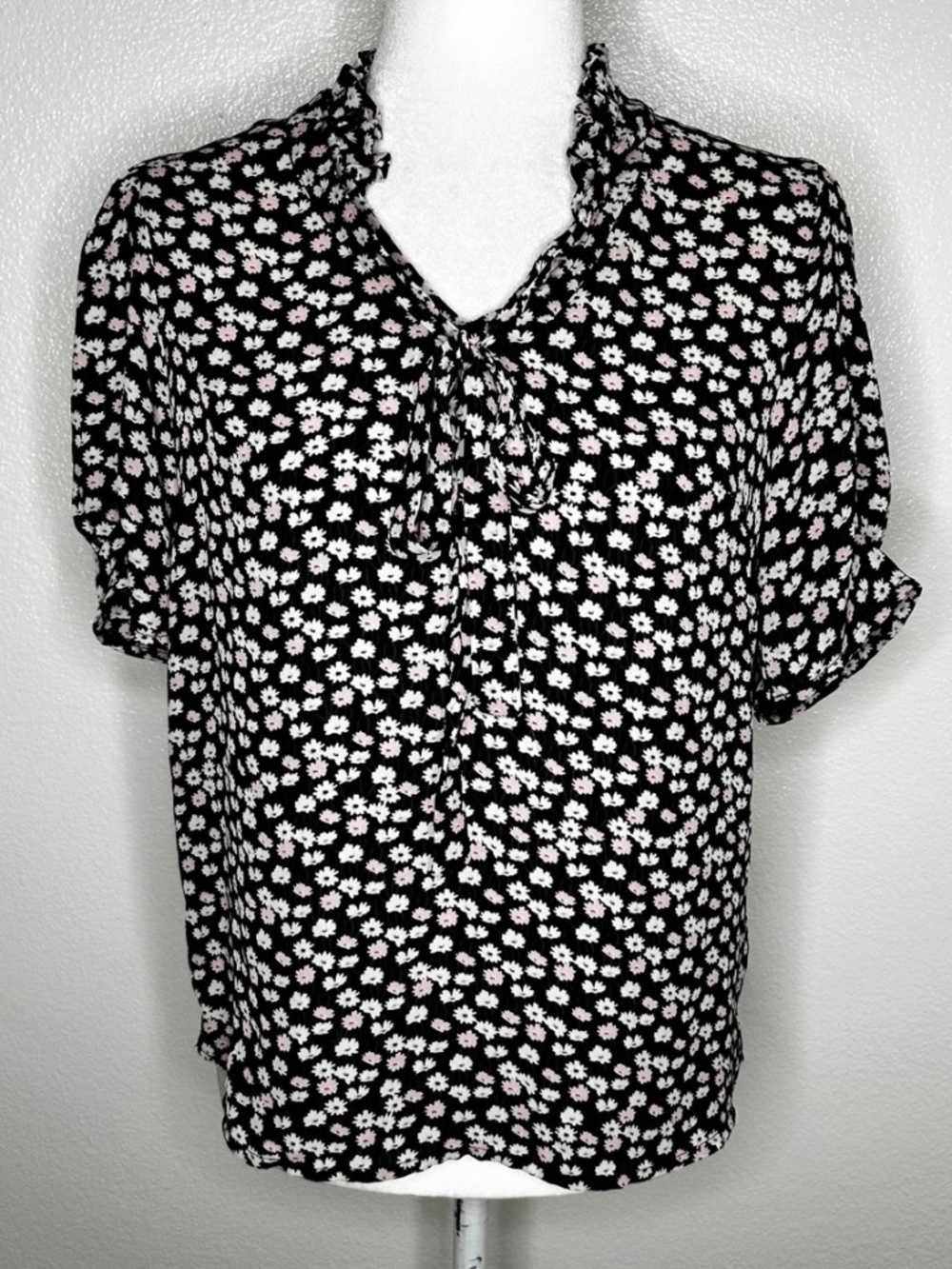 CeCe Womens Black & White Floral Tie-Neck Short Sleeve Top Blouse Size XS EUC